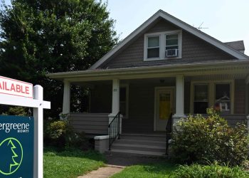 U.S. mortgage rates hit 23-year high and home prices show few signs of cooling, but Redfin says ‘all hope is not lost.’ Why?