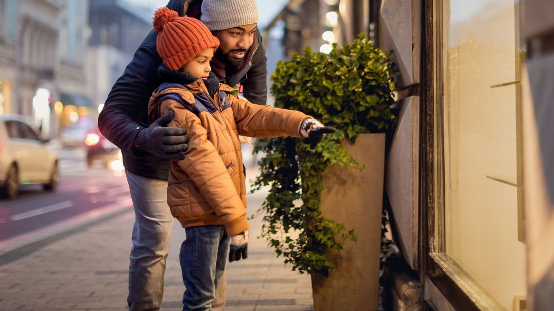 5 tips to rein in holiday spending and manage debt