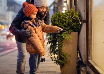 5 tips to rein in holiday spending and manage debt