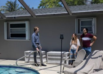 U.S. pending home sales stay near record low despite modest pickup in September