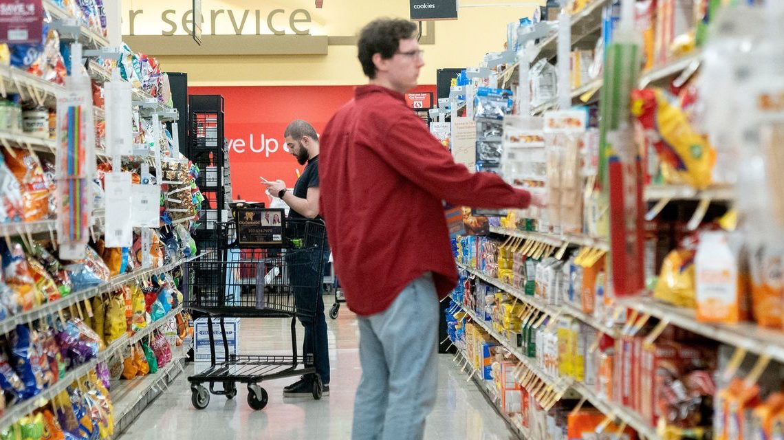 Americans keep falling behind on their bills — just in time for the holiday shopping season