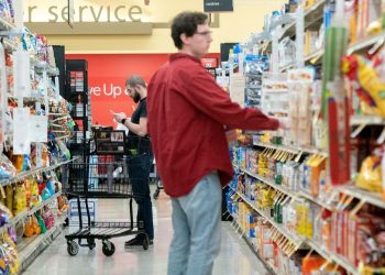 Americans keep falling behind on their bills — just in time for the holiday shopping season