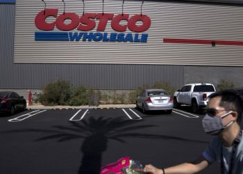 Costco’s longtime CEO steps down