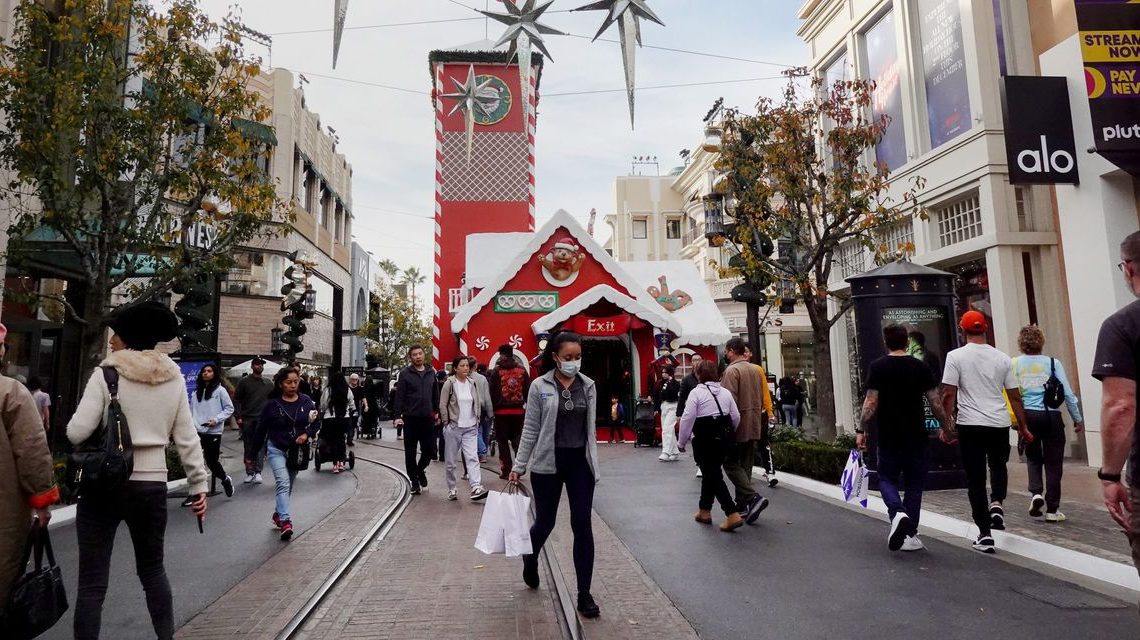 Holiday spending expected to hit up to $967 billion, as consumers show no signs of slowing down