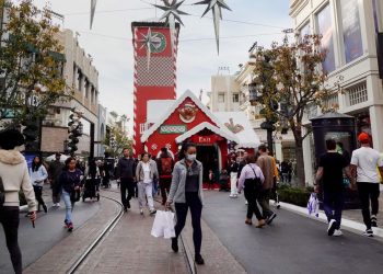 Holiday spending expected to hit up to $967 billion, as consumers show no signs of slowing down