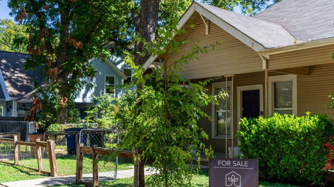 Mortgage rates tick down slightly as Federal Reserve holds rates steady