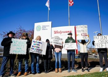Walgreens is cancelling corporate bonuses as big pharmacies face increasing difficulties