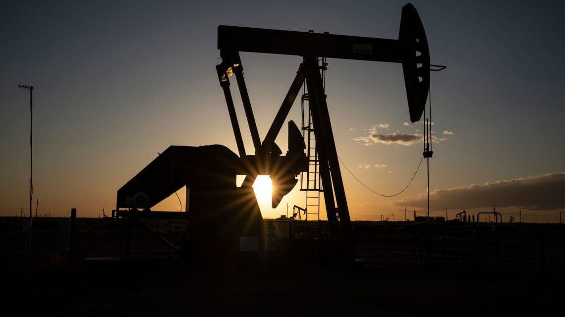Oil prices move higher, but look to notch a fourth straight weekly loss