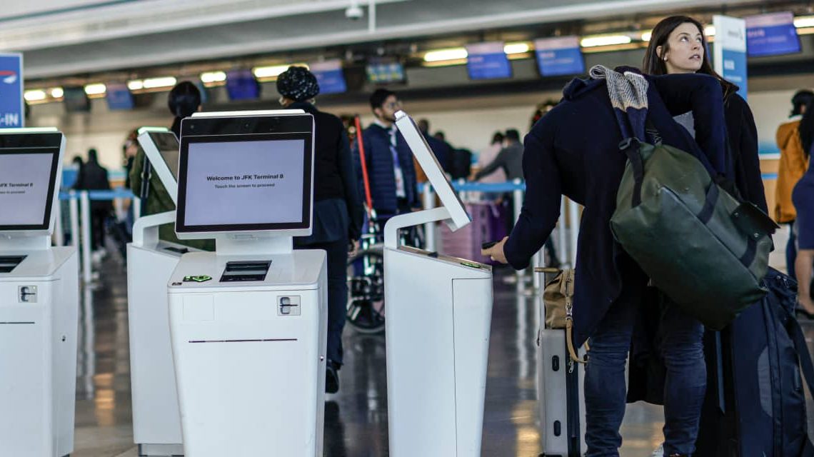 Economy still flashing recession signs, U.S. leading index finds