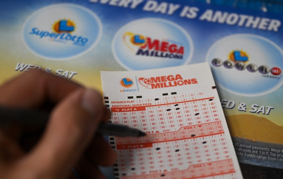 Winner of $1.35B Mega Millions jackpot suing daughter’s mother for allegedly telling his family about the win
