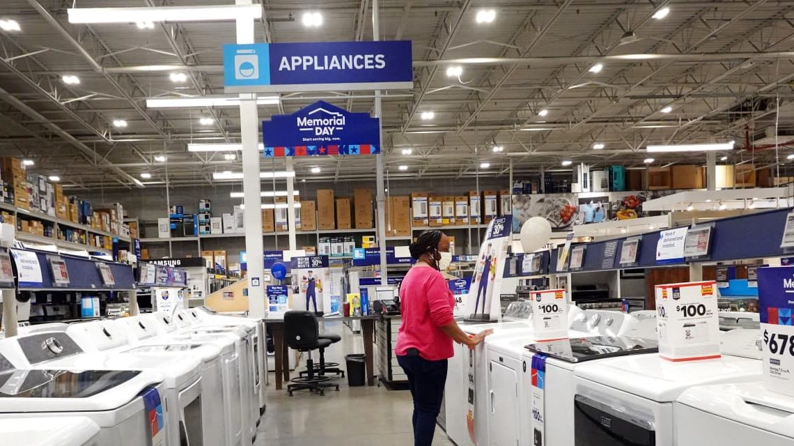 Lowe’s bonds sell off along with stock after earnings come with a warning