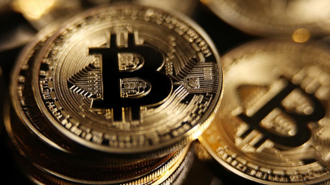 Bitcoin Falls as Crypto Traders React to Binance Bombshell