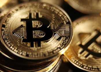 Bitcoin Falls as Crypto Traders React to Binance Bombshell