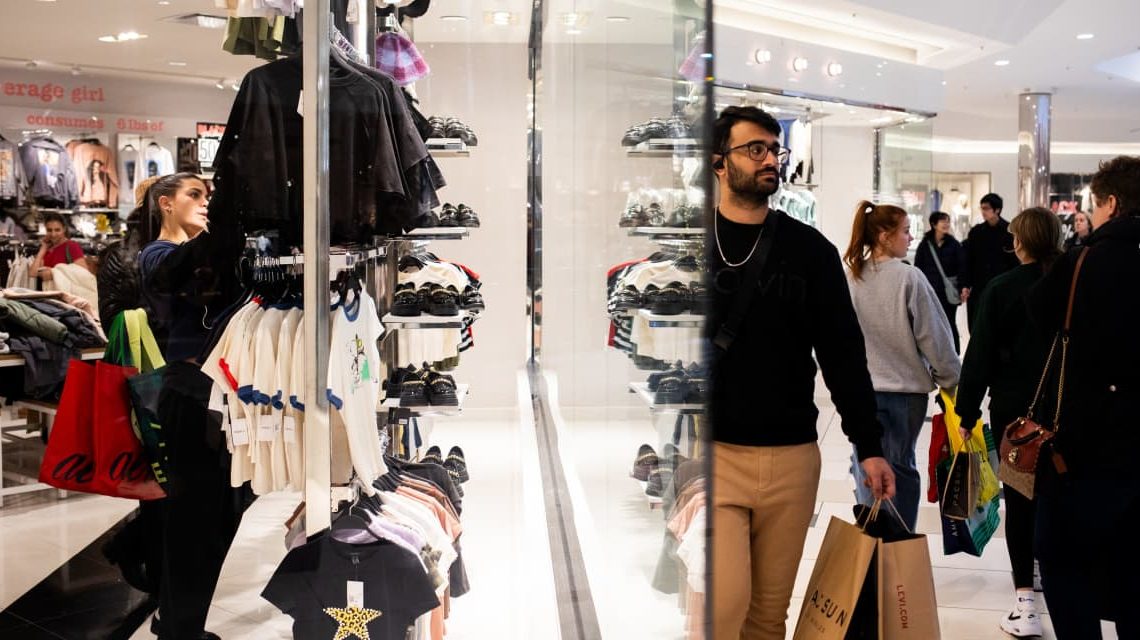 Black Friday online shopping up 7.5%, a new record