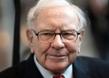 Berkshire Hathaway posts 40% surge in operating earnings and record cash