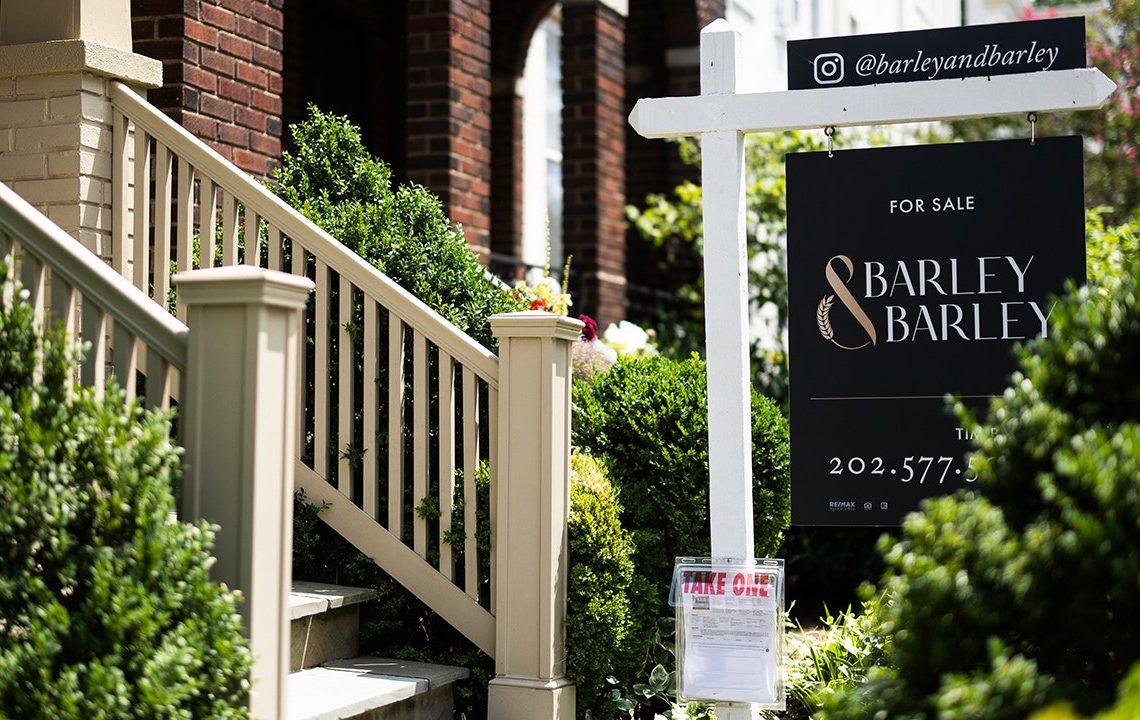 Mortgage rates fall for second straight week, lowest since October