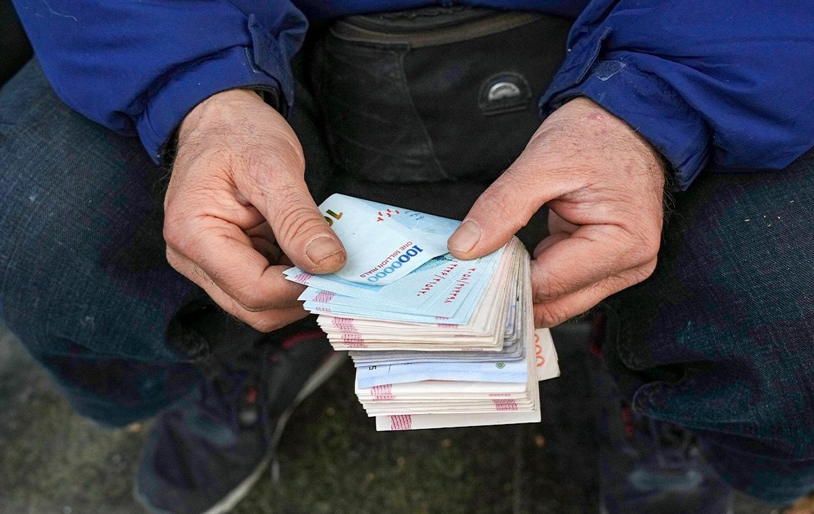 Iran’s currency plummets amid Trump’s ‘maximum pressure’ plan