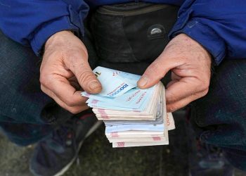 Iran’s currency plummets amid Trump’s ‘maximum pressure’ plan