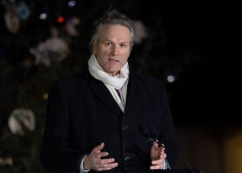 Alaska governor says LNG pipeline would benefit the state and allow exports