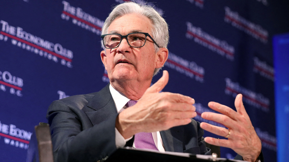 Jerome Powell speaking with his hands up
