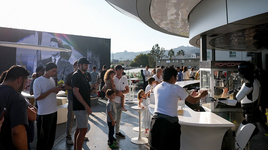 Tesla robot serves popcorn at new diner