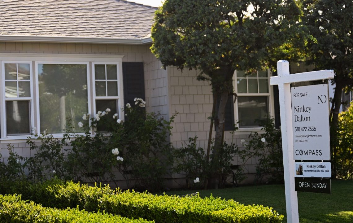 Mortgage rates fall to lowest level of 2025