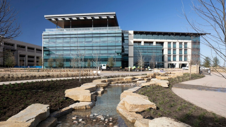 An exterior view of Charles Schwab's Dallas-Fort Worth campus.