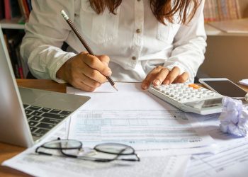 Nearly 1 in 4 American households living paycheck to paycheck, report reveals