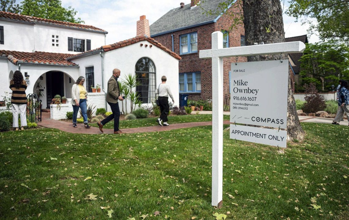 Mortgage rates slip, sticking near 2025 lows