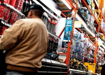 Americans’ paychecks grow stronger as Main Street shows new economic strength