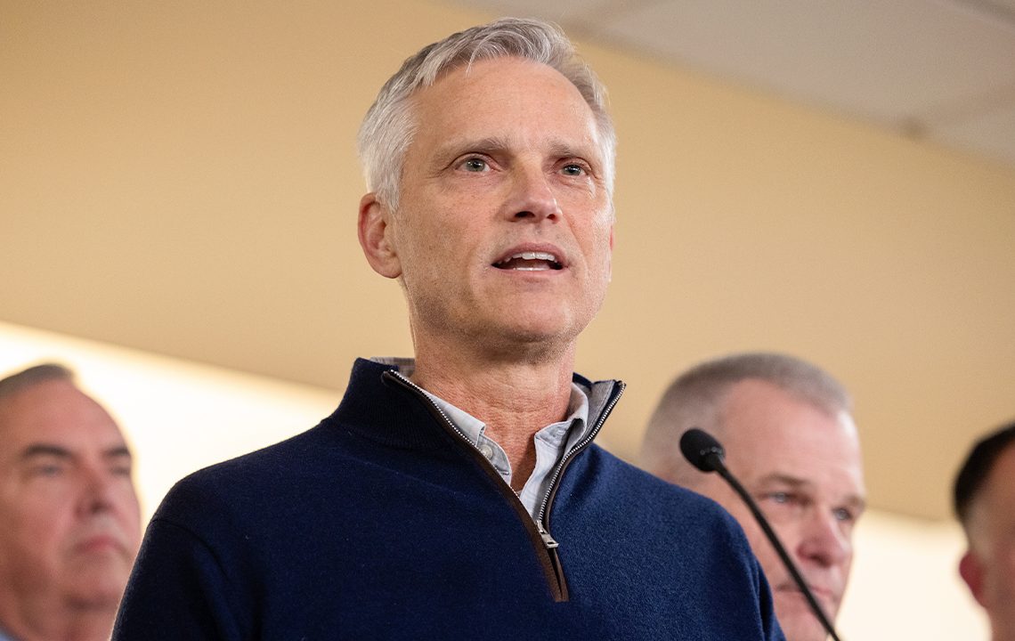 American Airlines pilots, flight attendants rebuke CEO’s leadership