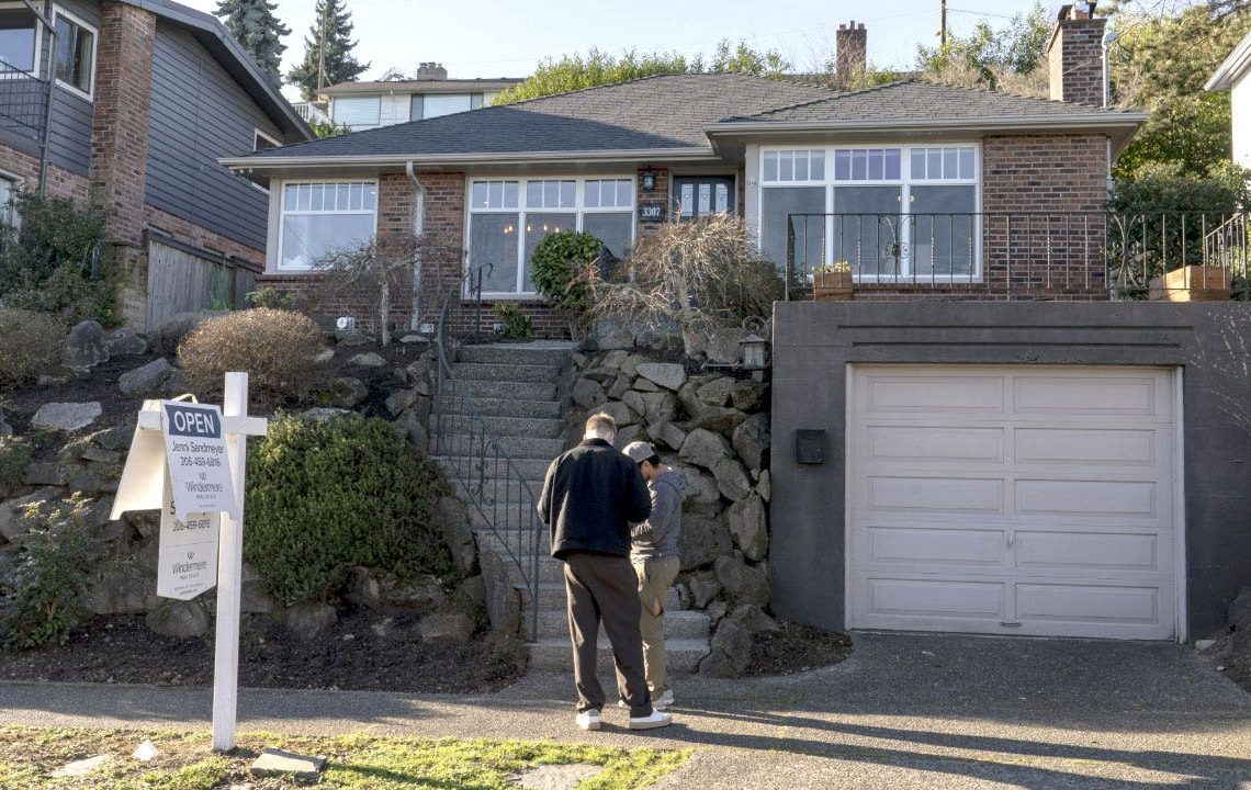 Mortgage rates fall below 6% for first time since 2022