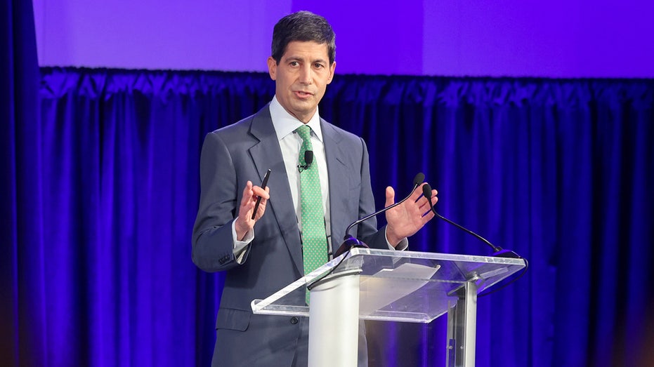 Kevin Warsh speaks at a podium